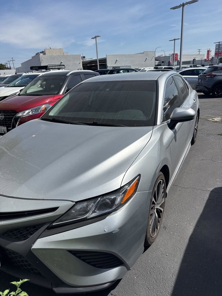 Used 2020 Toyota Camry SE image 1