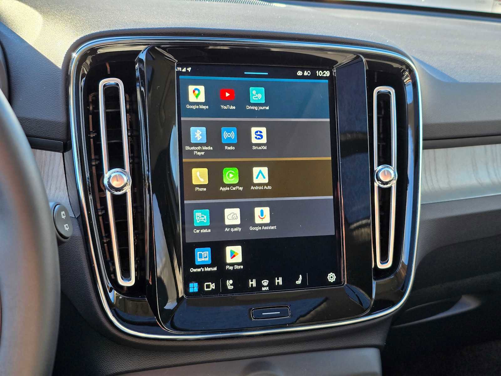 Used 2025 Volvo XC40 B5 Plus w/ Climate Package image 24