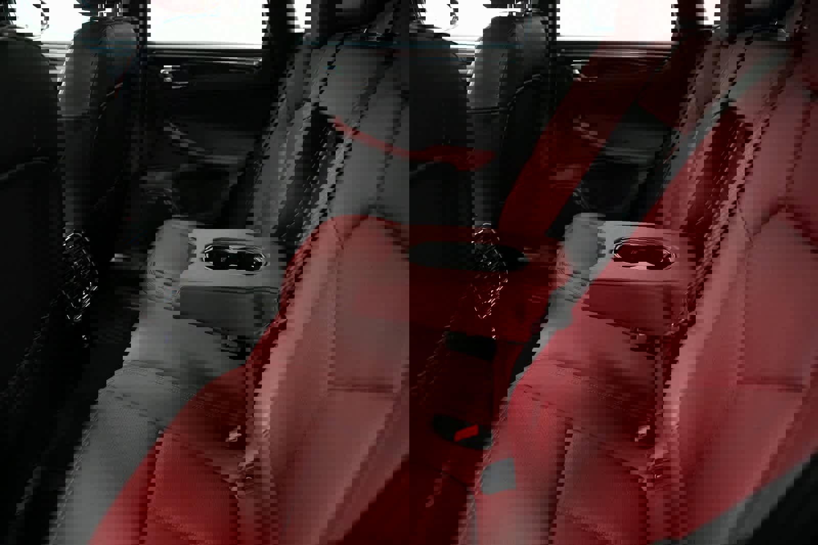 Certified 2025 Porsche Macan image 30