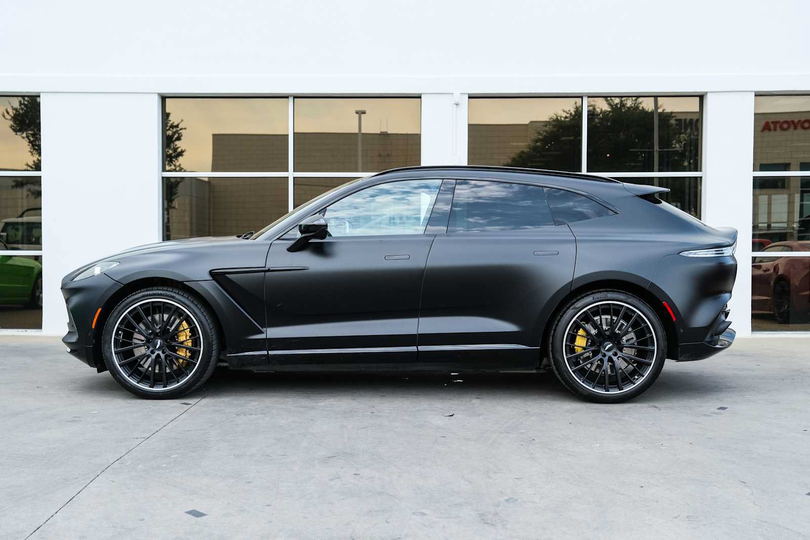 Used 2023 Aston Martin DBX AWD/4WD image 17