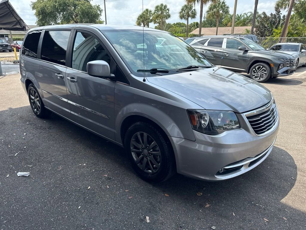 Used 2015 Chrysler Town & Country S FWD image 7