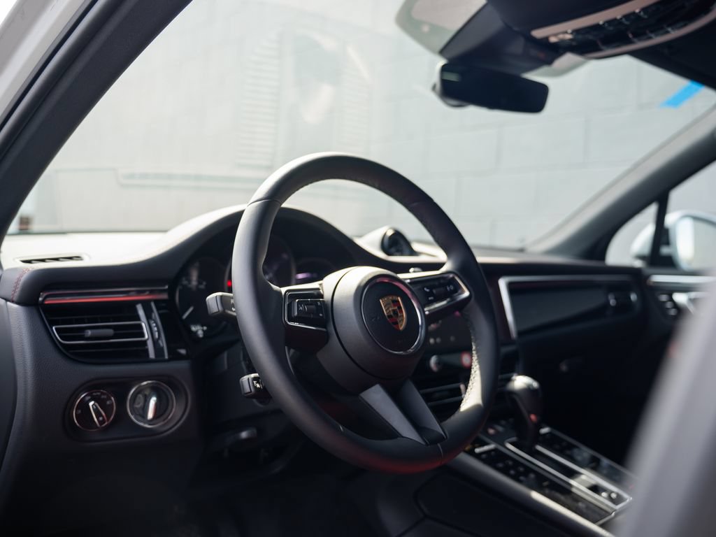 Certified 2025 Porsche Macan AWD/4WD image 4
