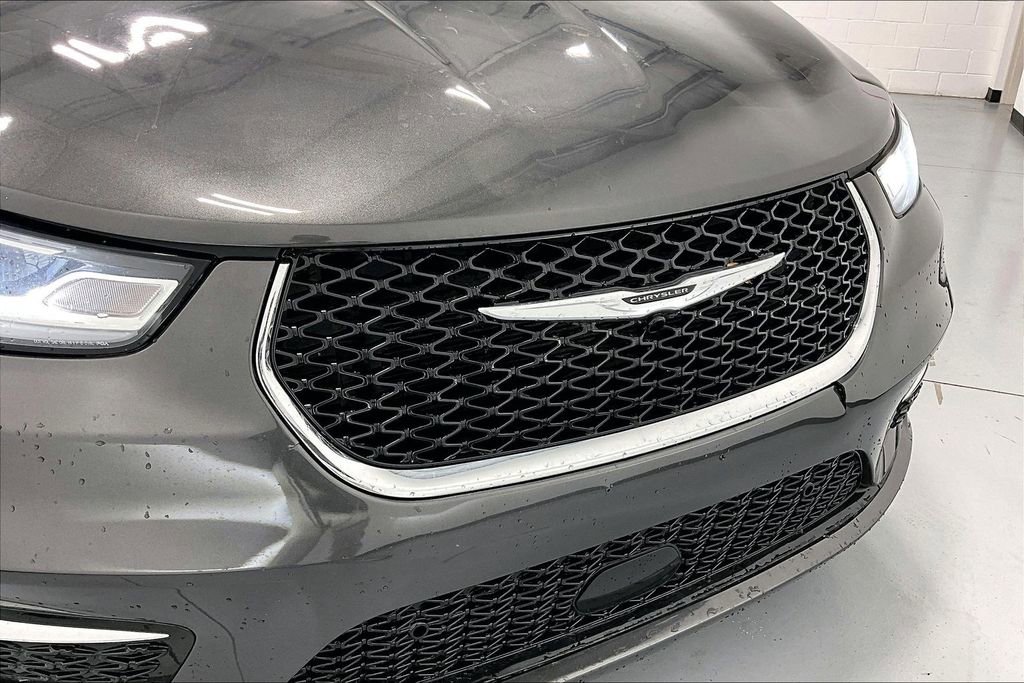 Used 2023 Chrysler Pacifica Touring-L image 36