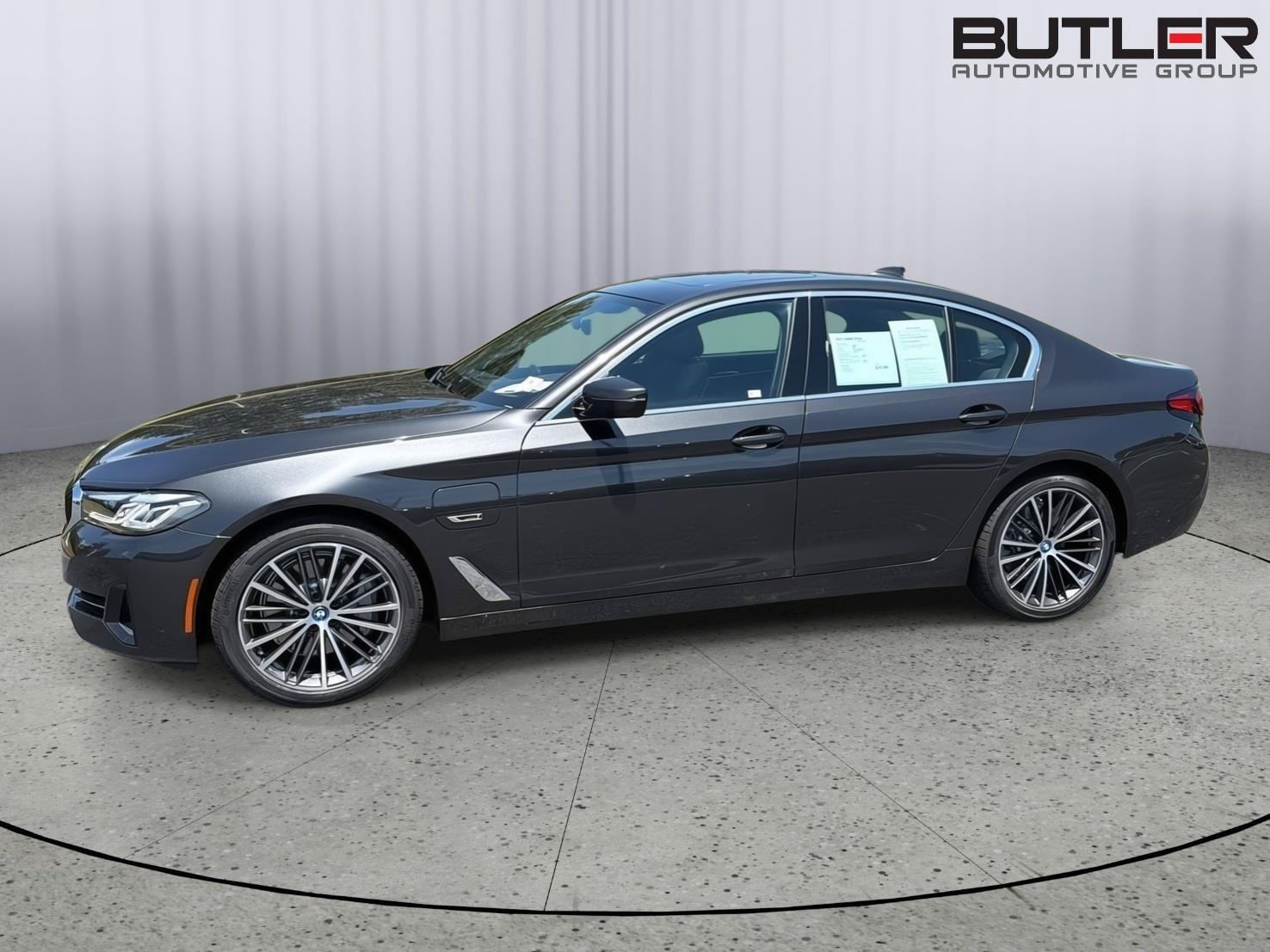 Used 2023 BMW 530e w/ Premium Package RWD image 3