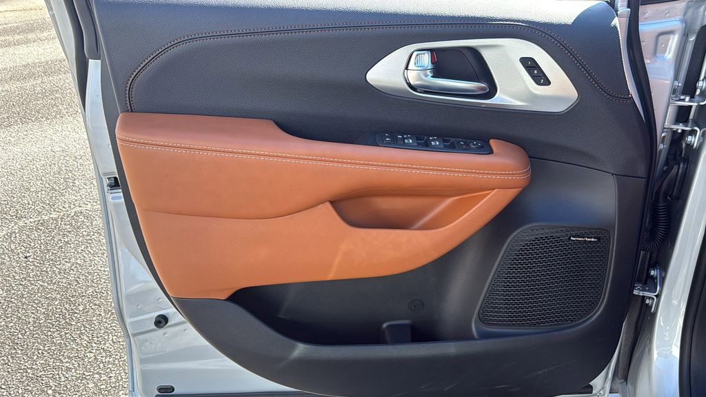 New 2026 Chrysler Pacifica Pinnacle image 18