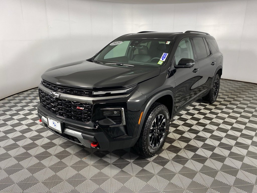 Used 2025 Chevrolet Traverse Z71 w/ Driver Confidence Package image 3