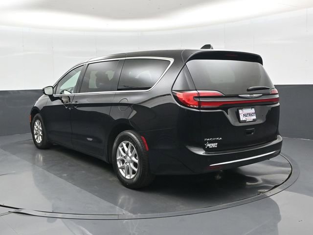 Used 2025 Chrysler Pacifica Select image 6