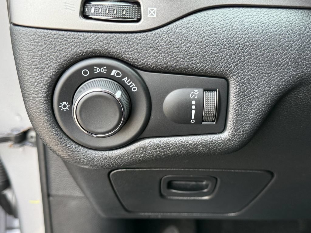 Used 2020 Jeep Cherokee Latitude AWD/4WD image 22