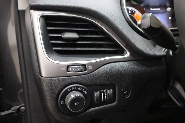 Used 2021 Jeep Cherokee Latitude Lux w/ Comfort/Convenience Group image 18