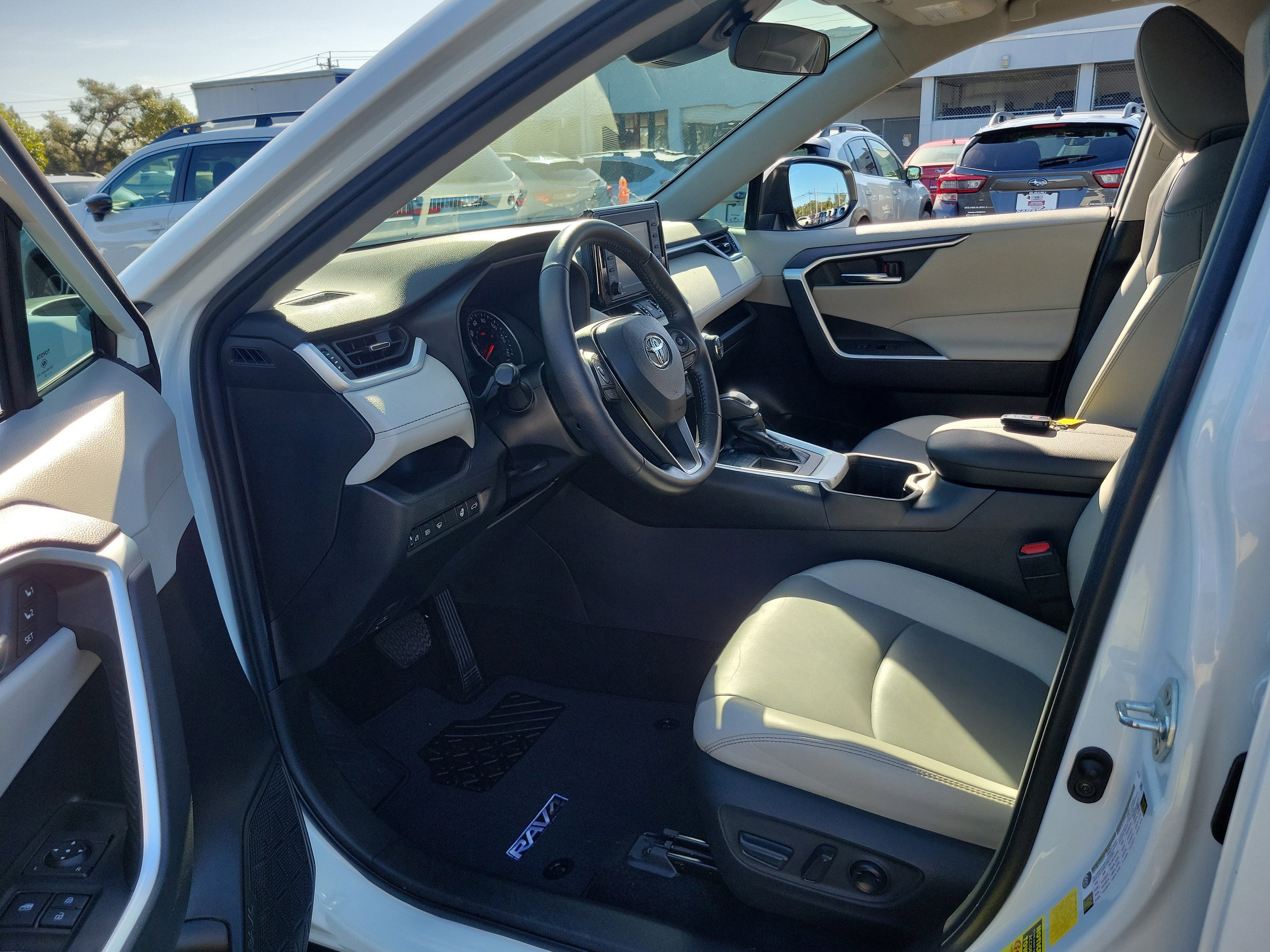 Used 2022 Toyota RAV4 XLE Premium image 21