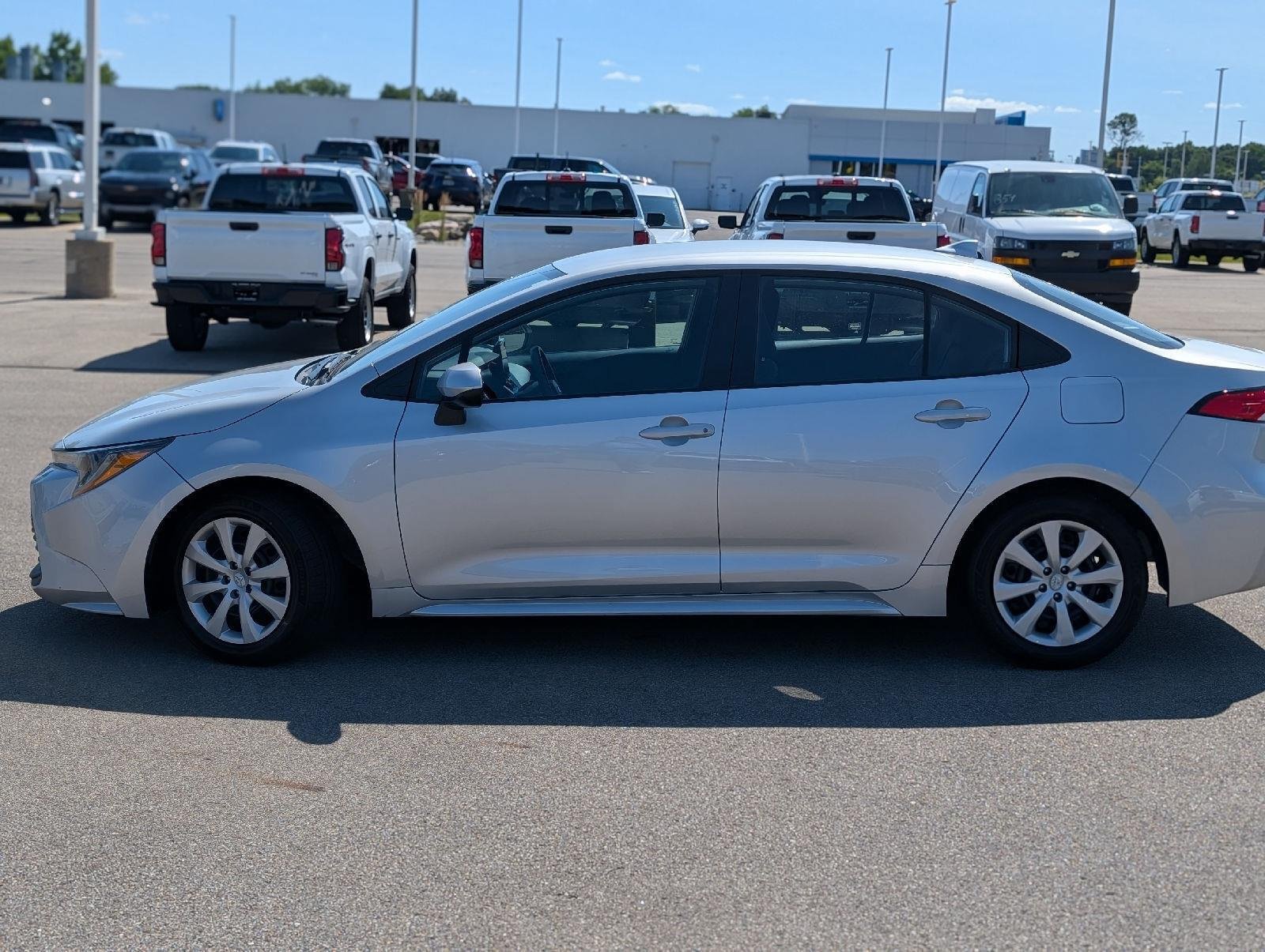 Used 2024 Toyota Corolla LE FWD image 2