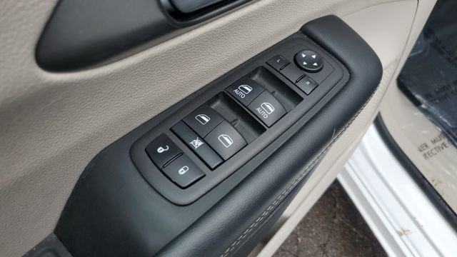 Certified 2024 Chrysler Pacifica Touring-L image 7