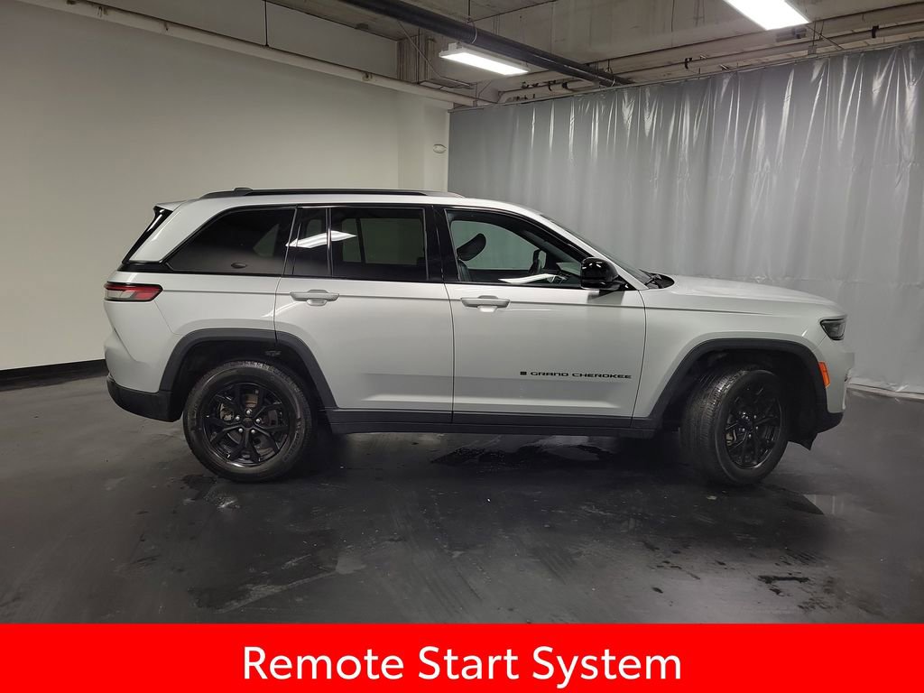 Used 2025 Jeep Grand Cherokee Altitude AWD/4WD image 9