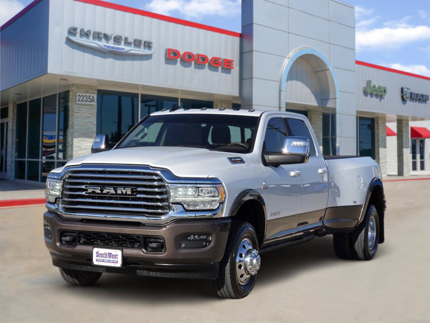 Used 2024 RAM 3500 Limited w/ Towing Technology Group AWD/4WD image 2
