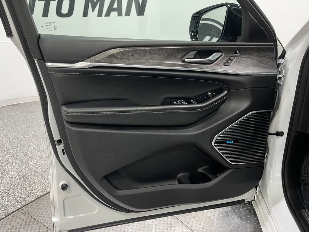 Used 2021 Jeep Grand Cherokee L Overland w/ Advanced Protech Group III image 16