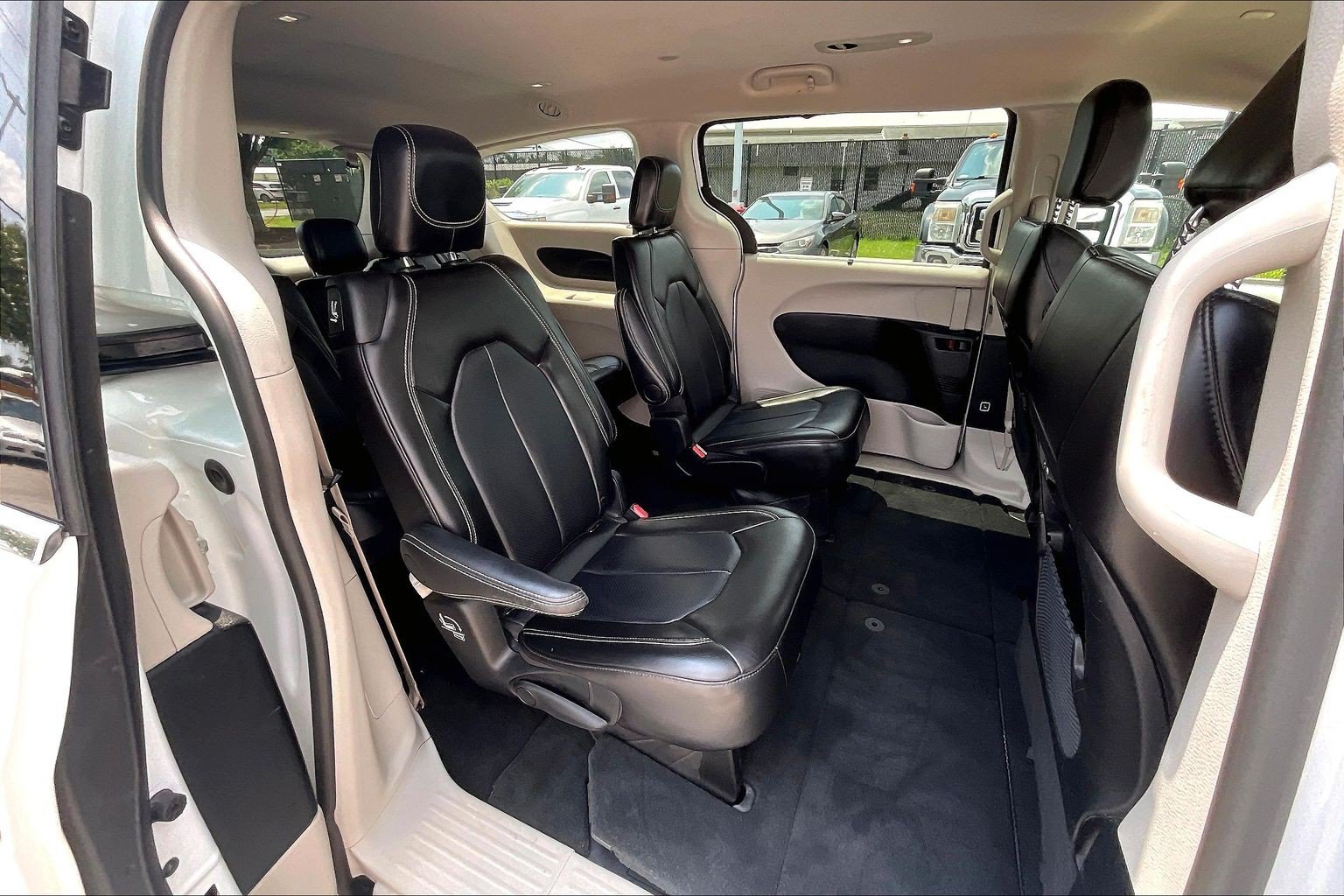 Used 2024 Chrysler Pacifica Touring-L FWD image 30
