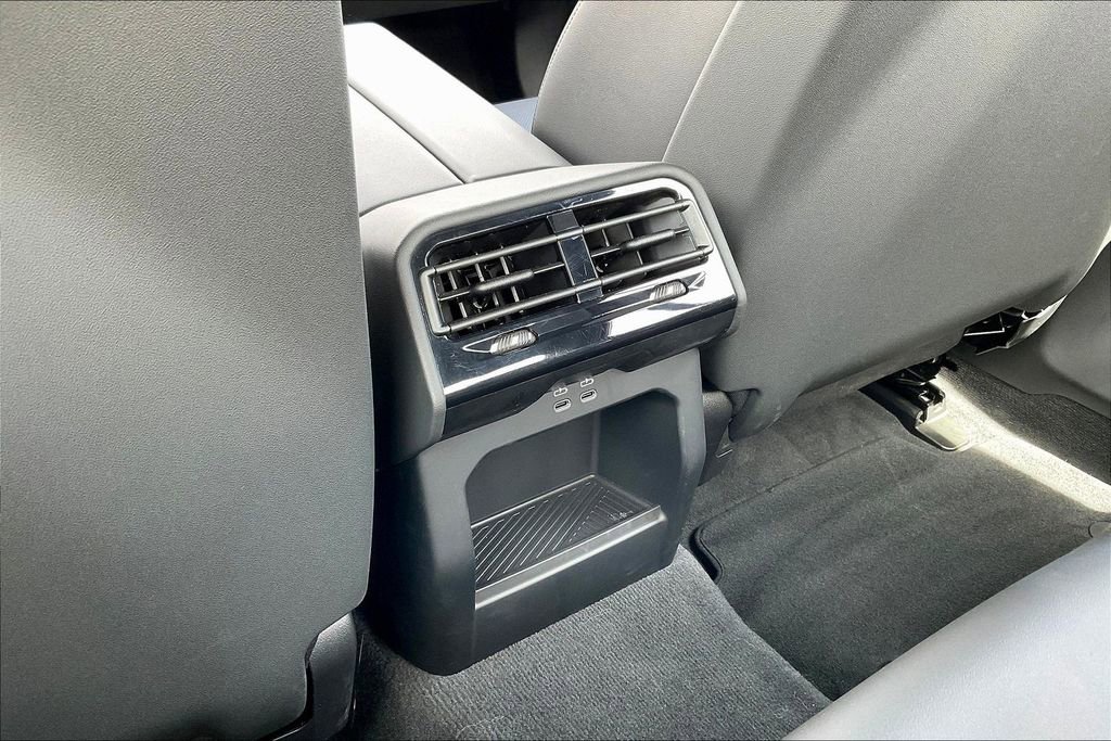 Used 2025 BMW 550e xDrive w/ Premium Package AWD/4WD image 10