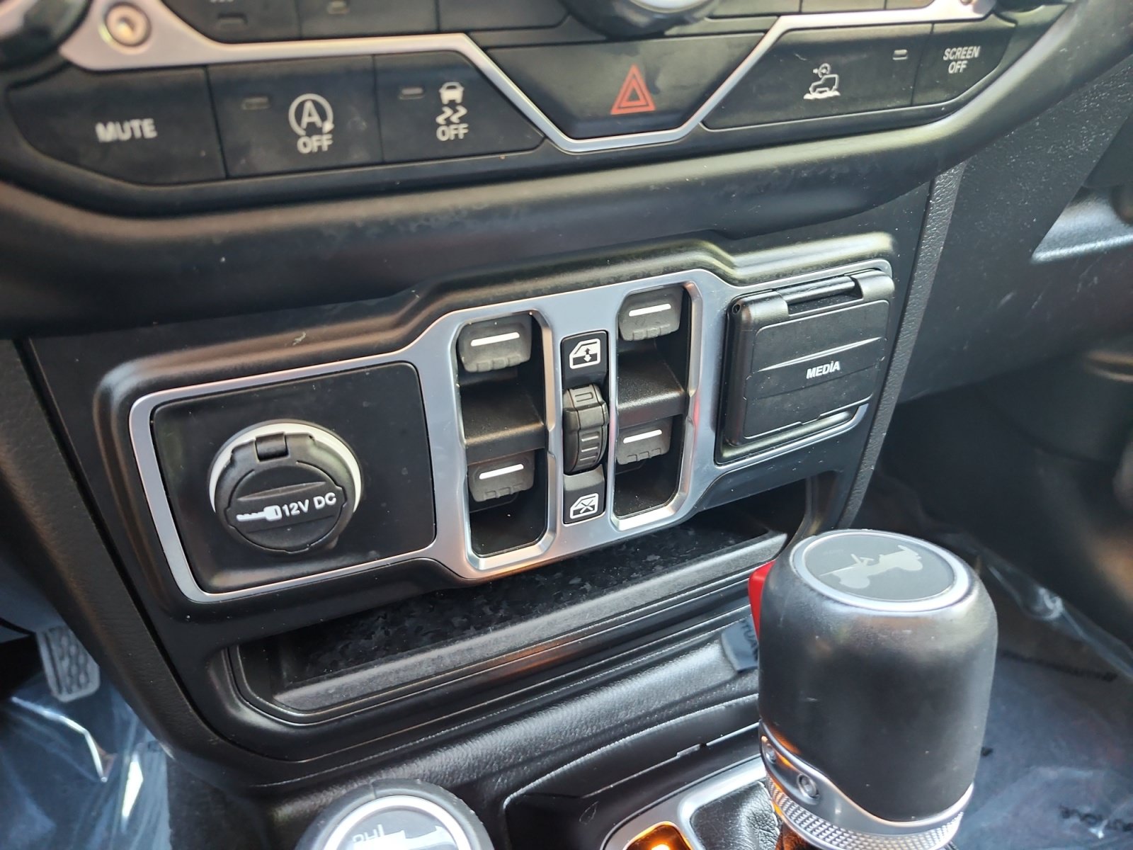 Used 2022 Jeep Wrangler Unlimited Sahara w/ Cold Weather Group AWD/4WD image 20