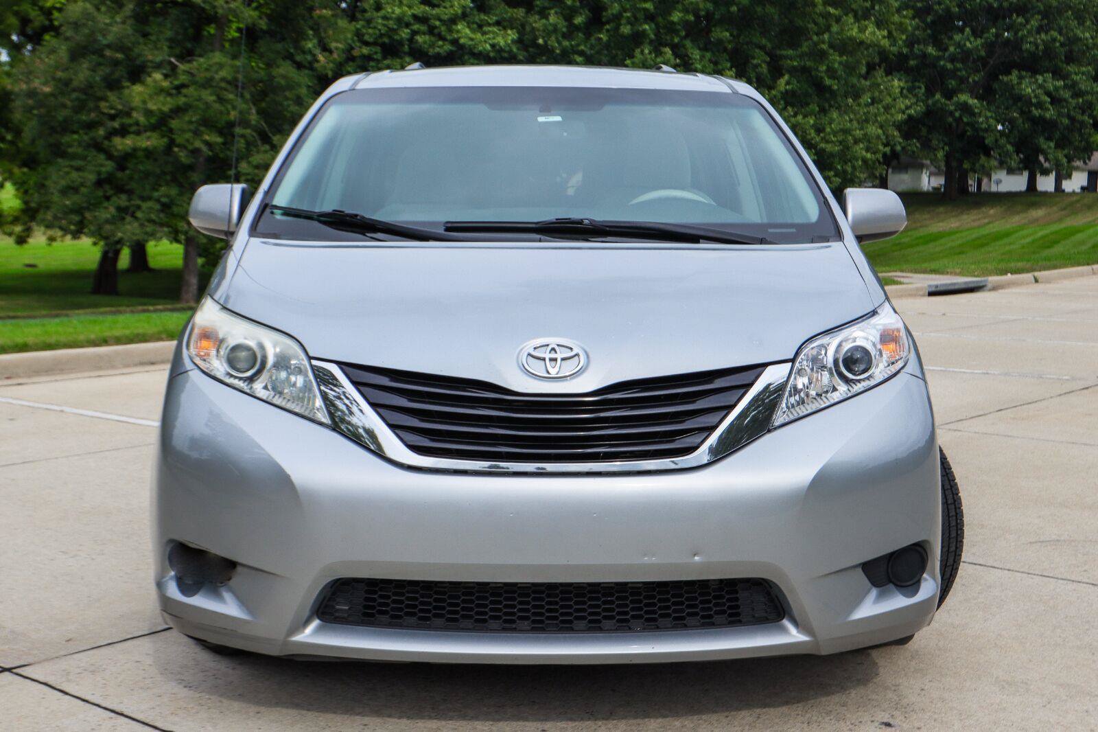 Used 2011 Toyota Sienna LE w/ Towing Pkg FWD image 12