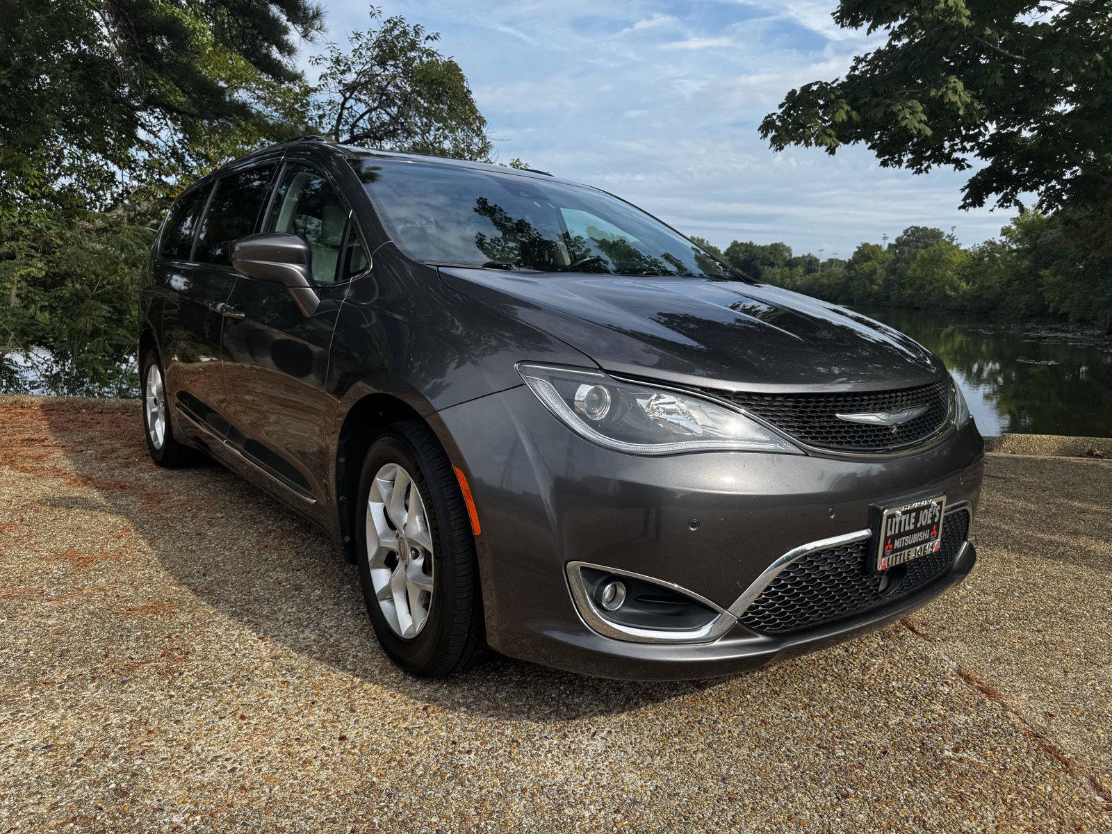 Used 2017 Chrysler Pacifica Touring-L Plus w/ Advanced Safetytec Group FWD image 1