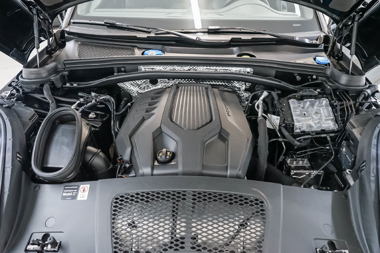 Certified 2026 Porsche Macan AWD/4WD image 18