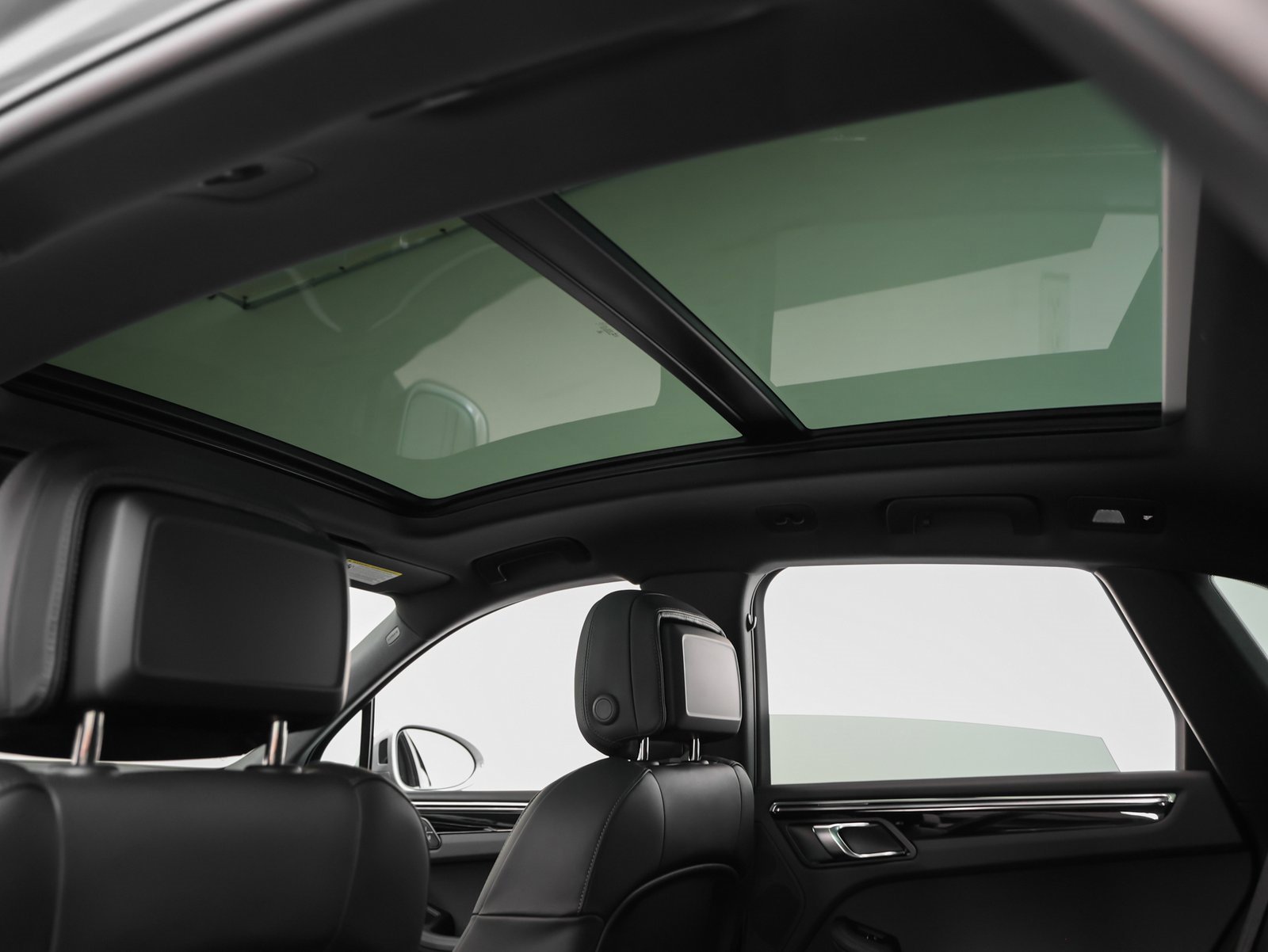 Certified 2025 Porsche Macan image 37