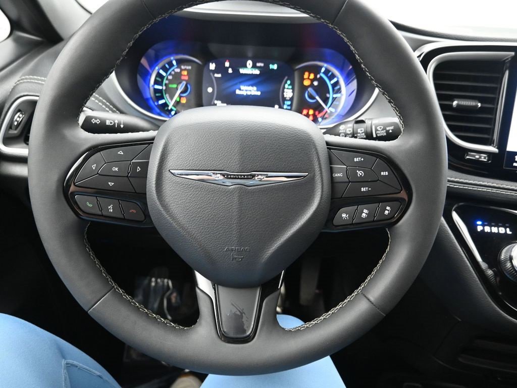 Used 2024 Chrysler Pacifica Select image 15
