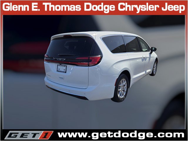 New 2027 Chrysler Pacifica Select FWD image 4