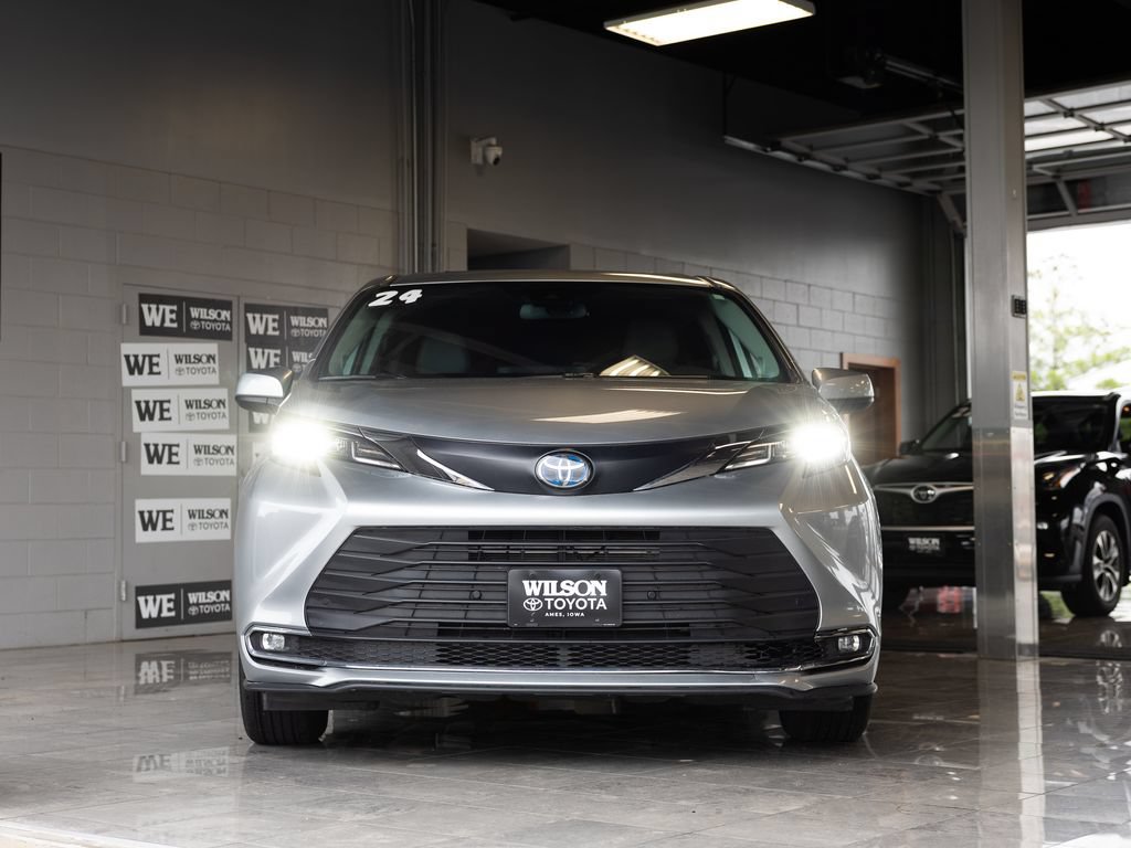Certified 2024 Toyota Sienna XLE w/ XLE Plus Package FWD image 3