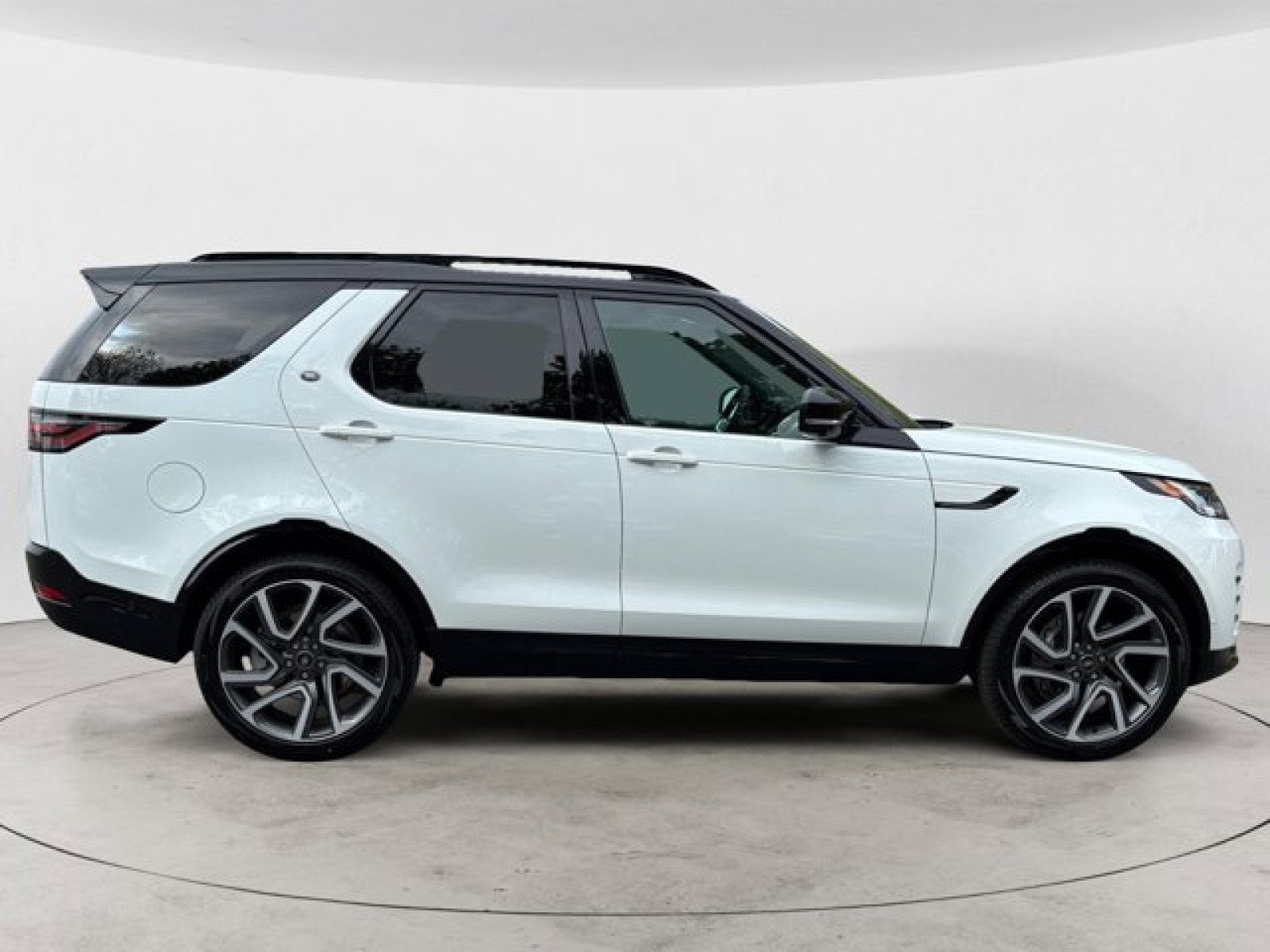 New 2025 Land Rover Discovery Dynamic SE image 3