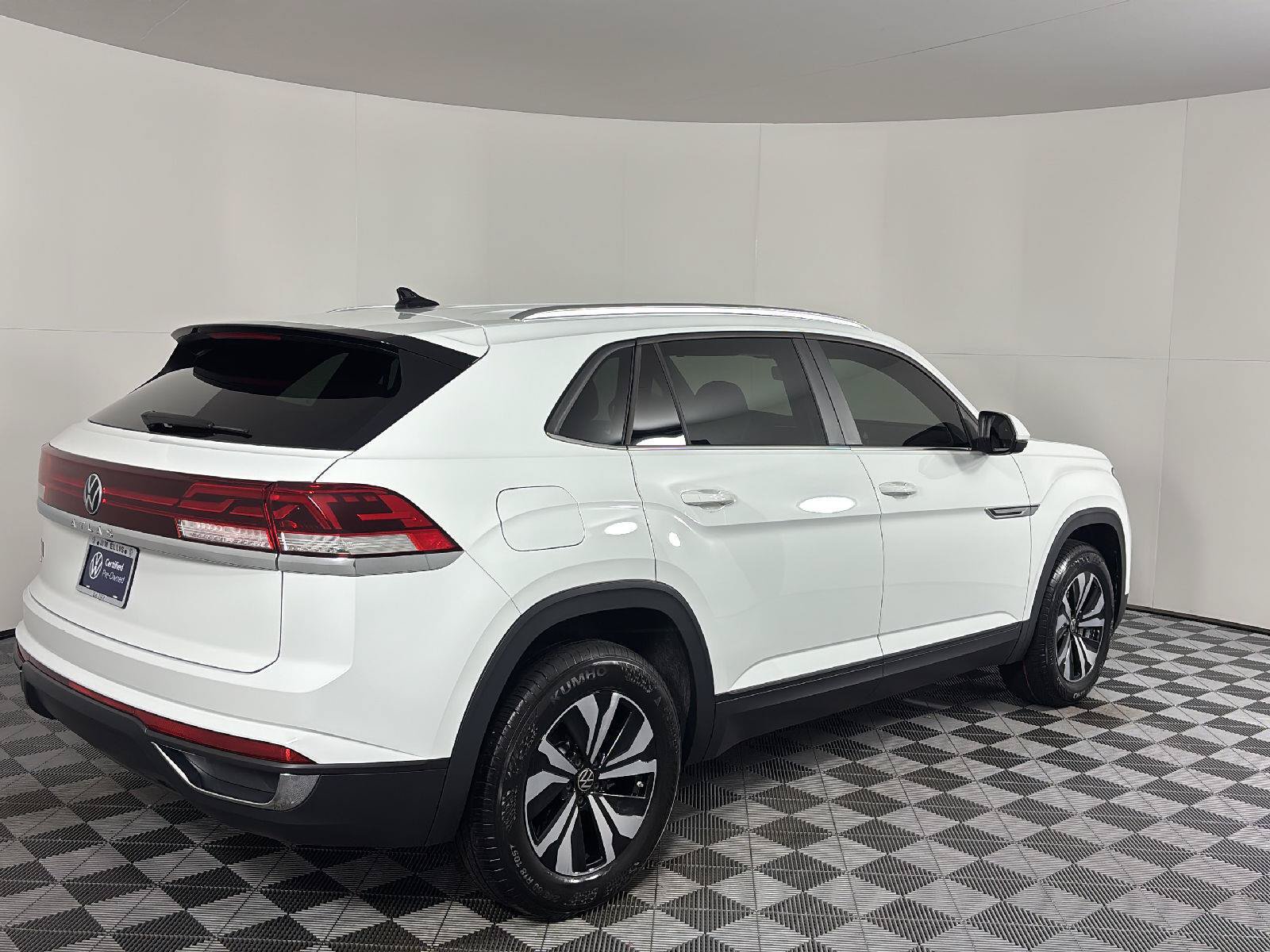 Certified 2025 Volkswagen Atlas Cross Sport SE FWD image 4