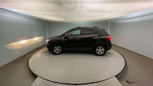 Used 2019 Chevrolet Trax LT w/ LT Convenience Package FWD image 3