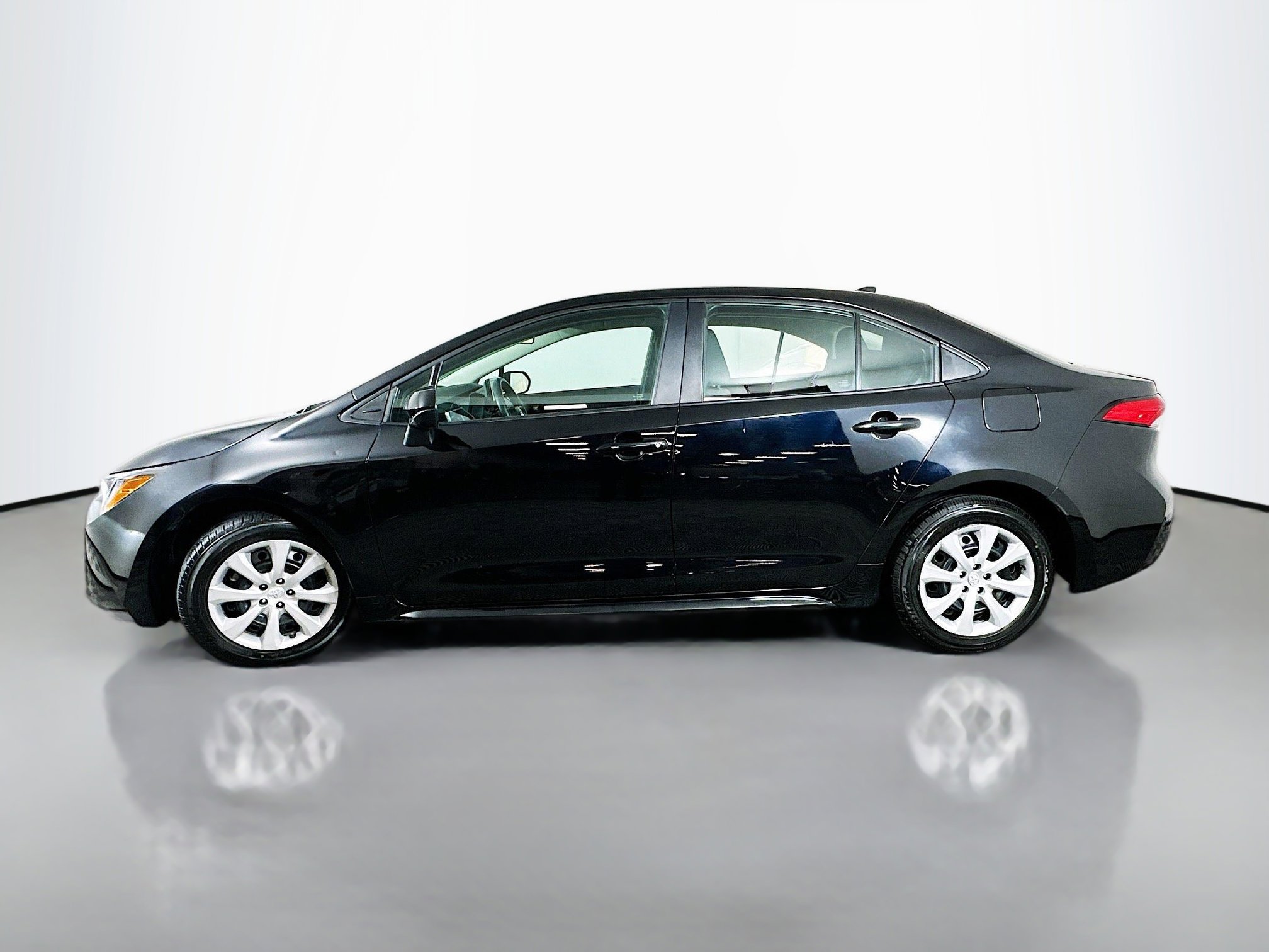 Used 2023 Toyota Corolla LE image 4