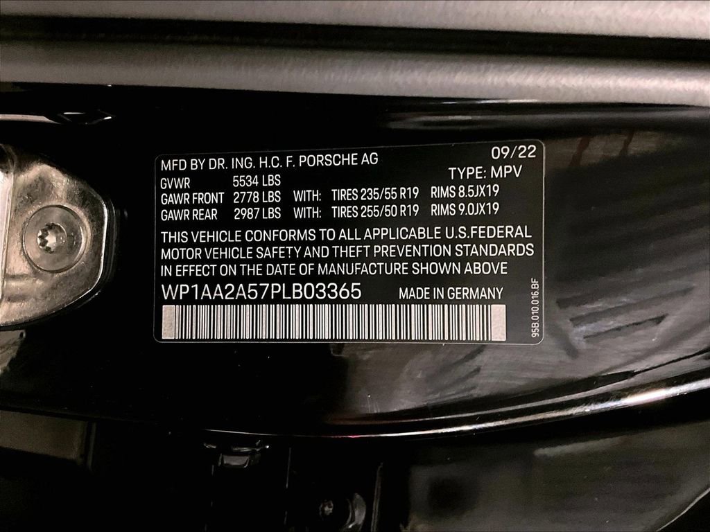 Certified 2023 Porsche Macan AWD/4WD image 35