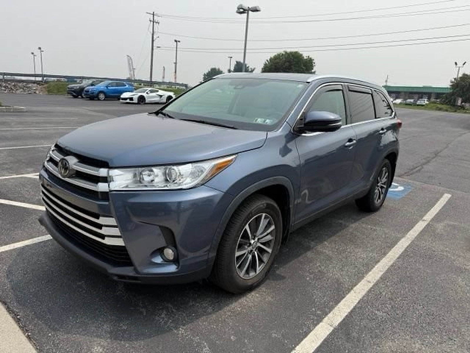 Used 2019 Toyota Highlander XLE AWD/4WD image 3