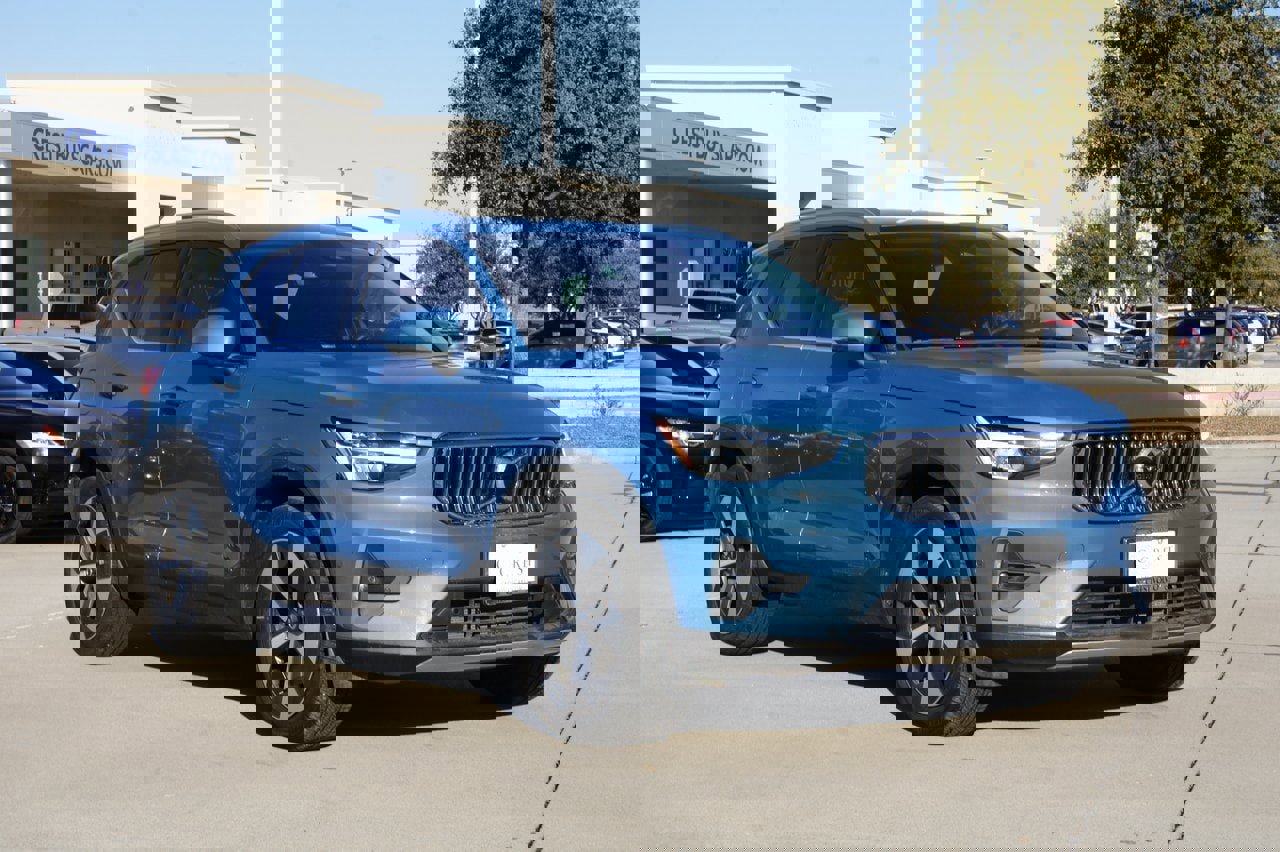 Certified 2025 Volvo XC40 B5 Plus image 4