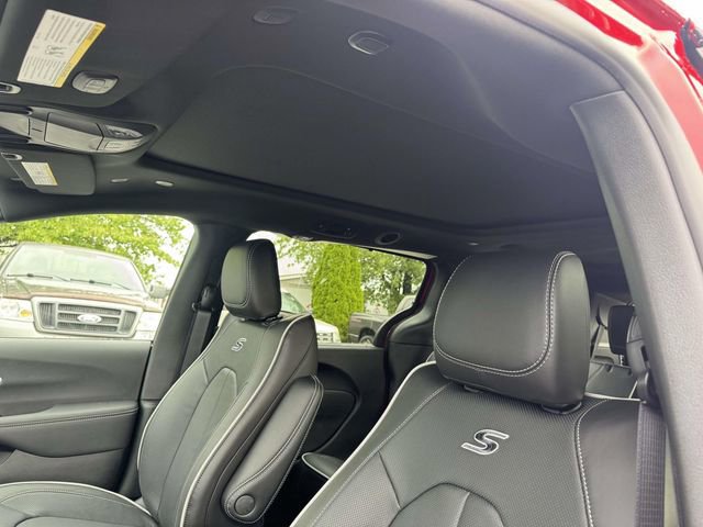 New 2026 Chrysler Pacifica Limited image 12