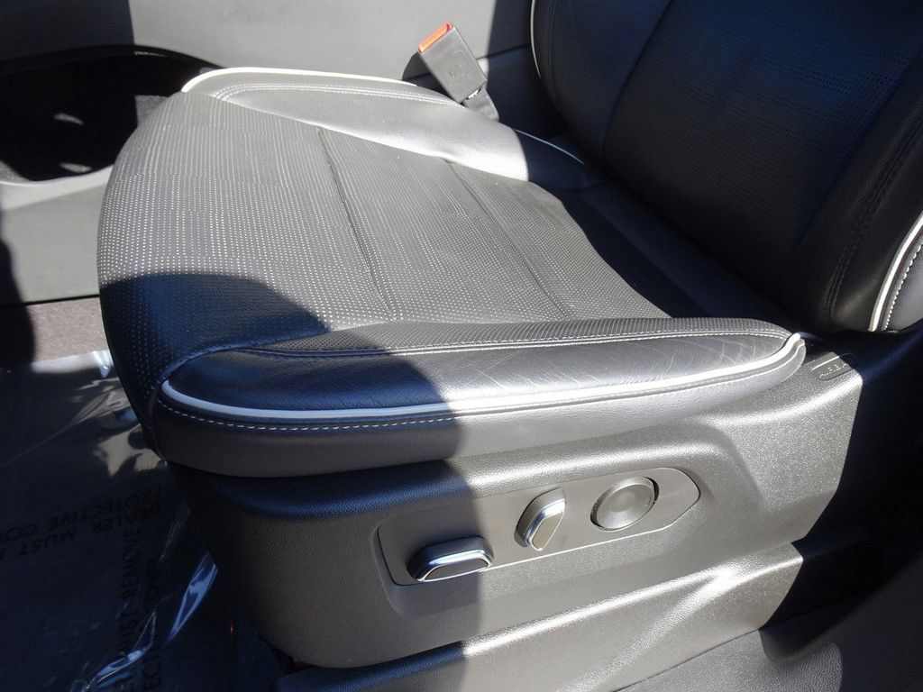 Used 2022 Cadillac Escalade ESV Premium Luxury w/ LPO, Radiant Package AWD/4WD image 9