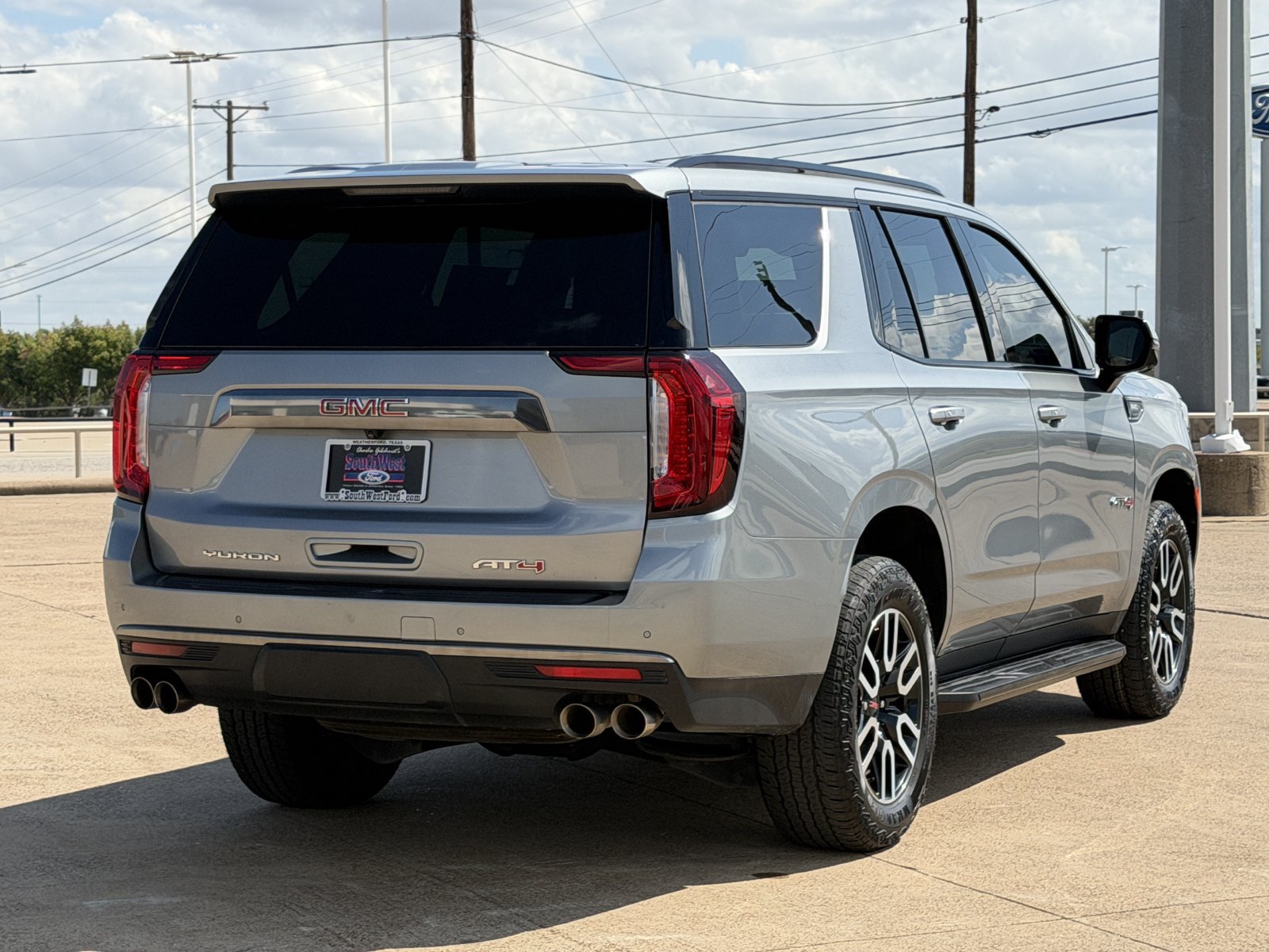 Used 2024 GMC Yukon AT4 w/ Technology Package AWD/4WD image 4