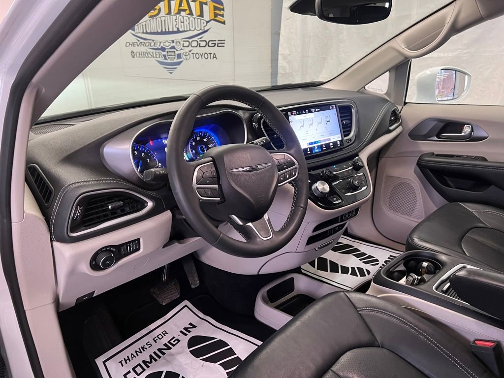 Used 2022 Chrysler Pacifica Touring-L image 17
