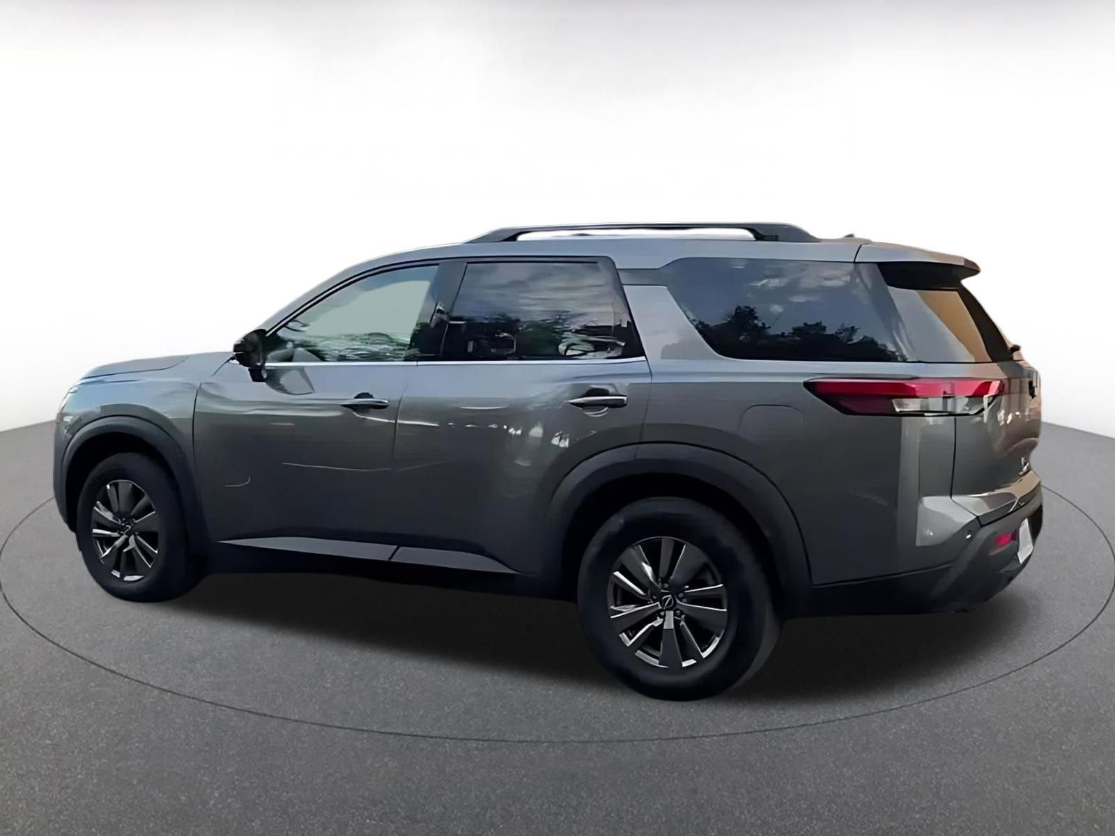 Used 2025 Nissan Pathfinder SV image 16