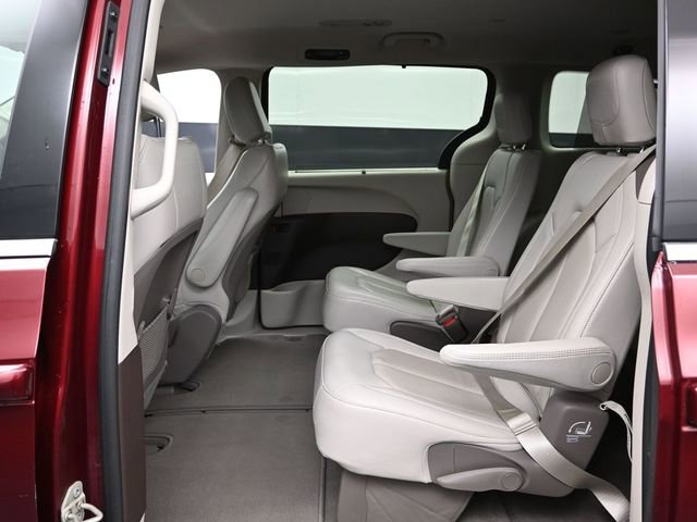 Used 2020 Chrysler Pacifica Touring-L w/ Tire & Wheel Group image 22