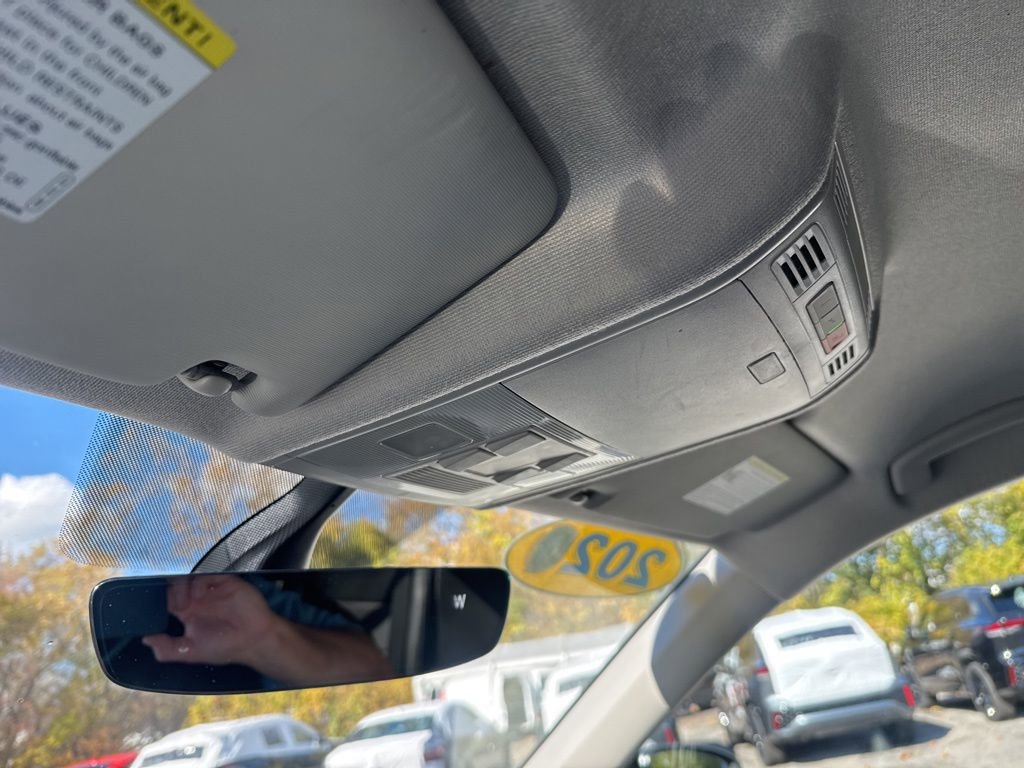 Used 2021 Volkswagen Tiguan SE image 41