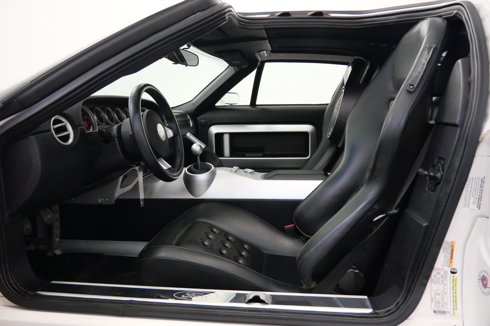 Used 2005 Ford GT RWD image 22