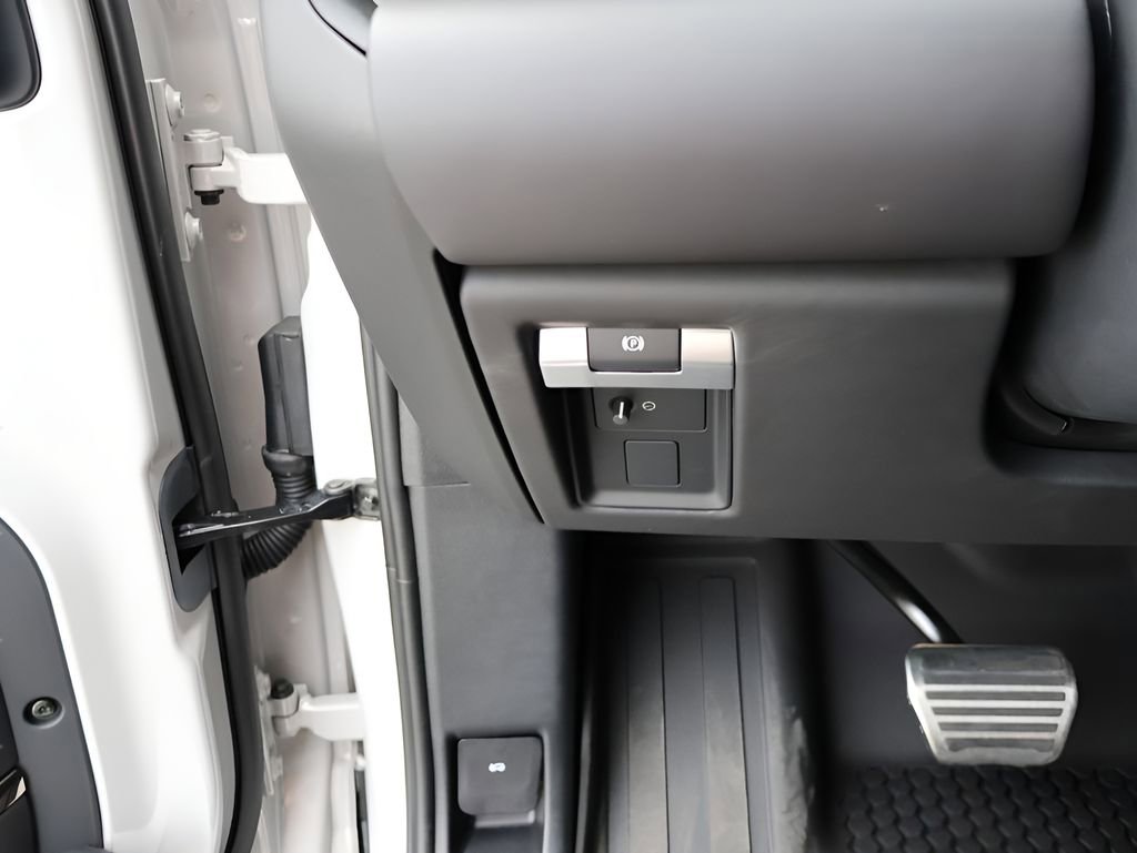 Certified 2026 Land Rover Defender 110 AWD/4WD image 41