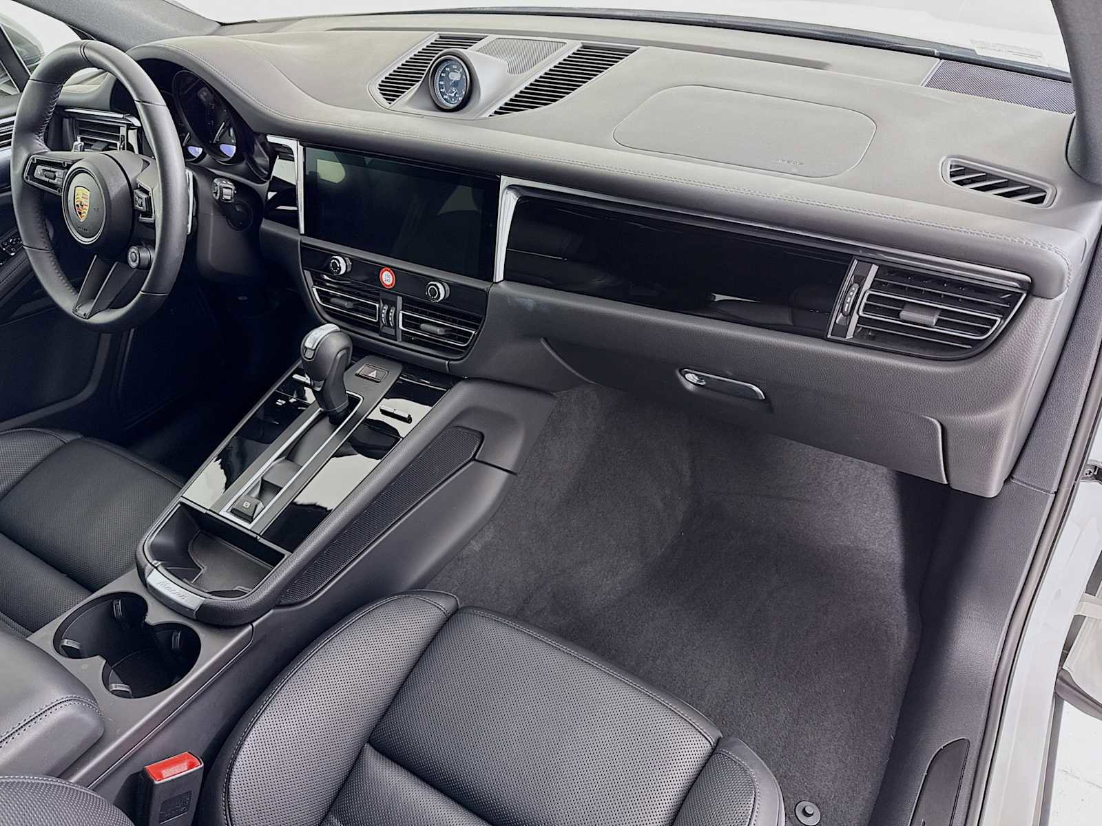 Certified 2025 Porsche Macan T image 31