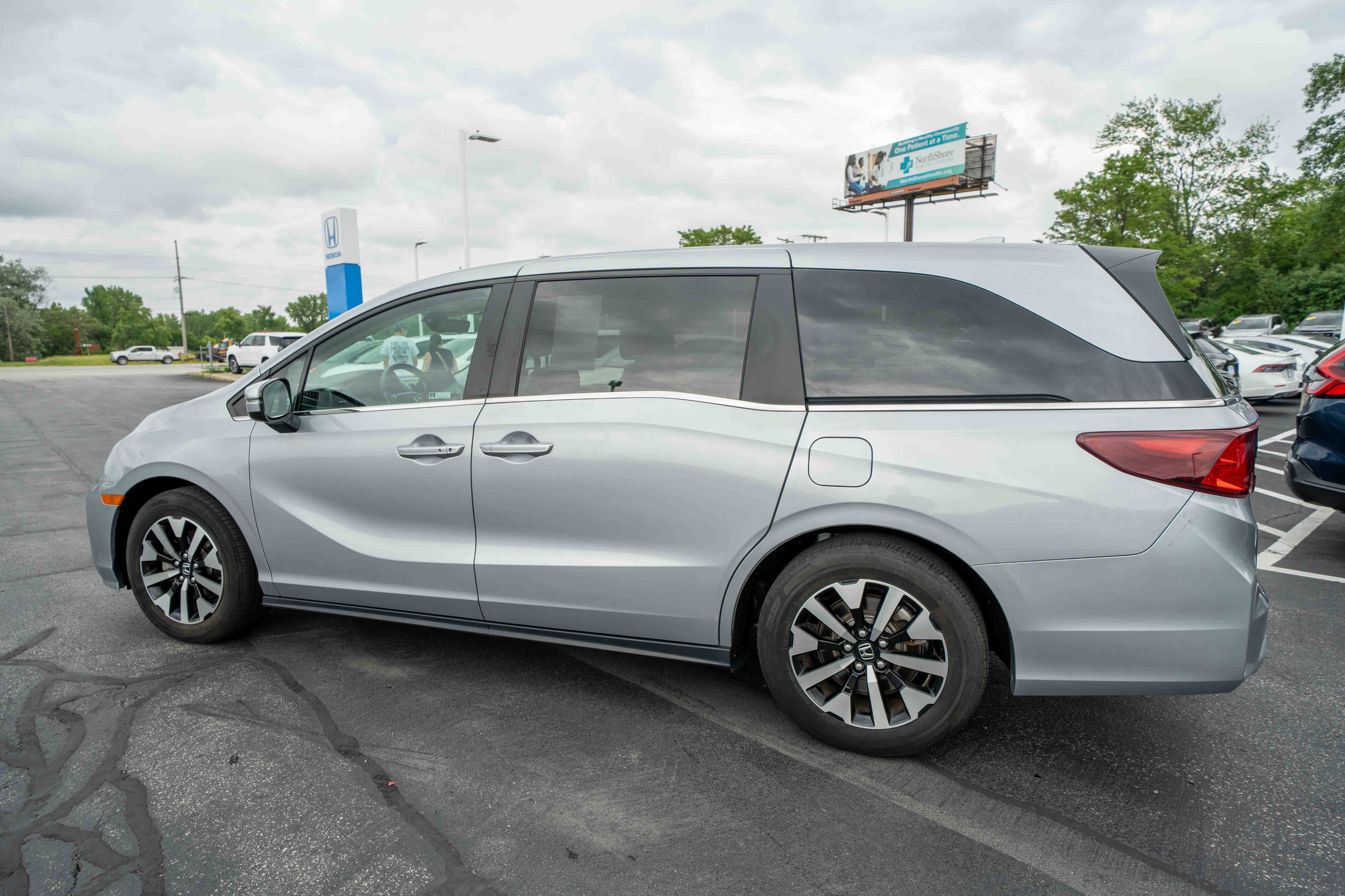 Used 2025 Honda Odyssey EX-L image 4