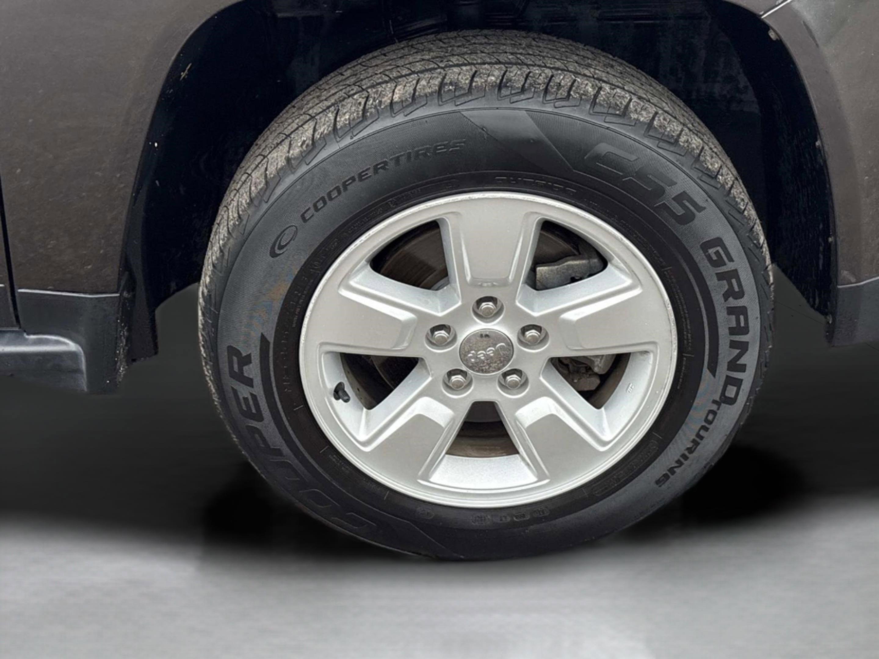 Used 2016 Jeep Compass Latitude image 9