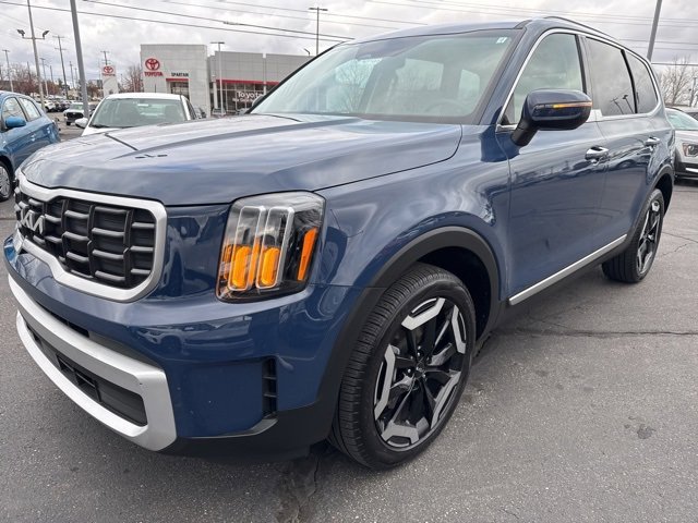 Used 2024 Kia Telluride S w/ S Sunroof Package image 3