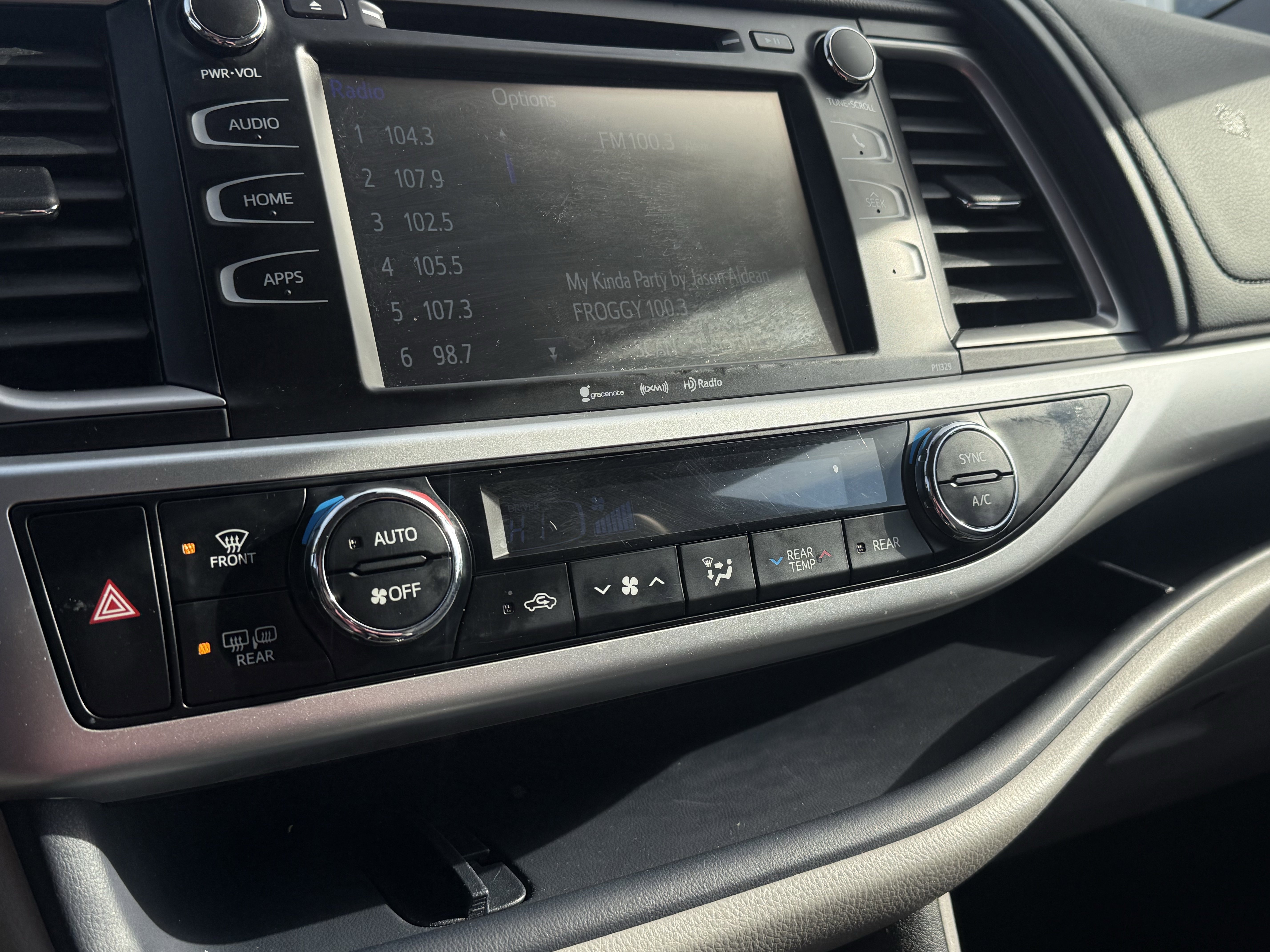 Used 2017 Toyota Highlander Plus image 18